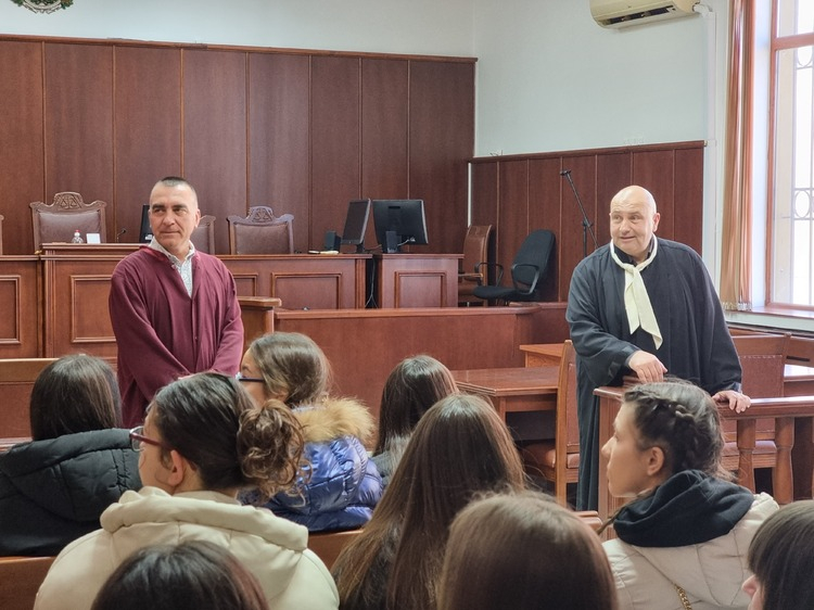 
Окръжните съд и прокуратура в Ямбол отварят вратите си по повод 145 г. от приемането на Търновската конституция, които се навършват днес, съобщи Катя...