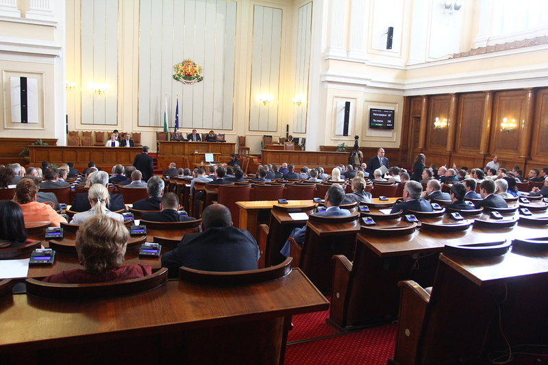 Народното събрание гласува окончателно промените в Закона за енергетиката. Текстовете предвиждат отлагане на либерализацията на пазара на електроенергия...