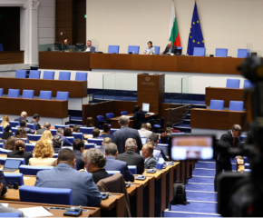Депутатите гласуват оставката на премиера Денков