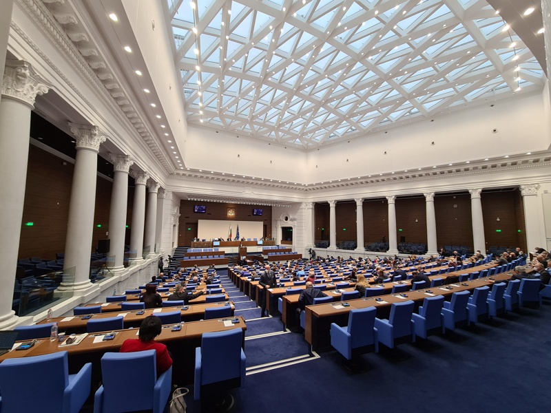 Парламентът заседава извънредно в понеделник. Народните представители ще приемат правила за процедурата по обсъждане и приемане на промените в Конституцията....