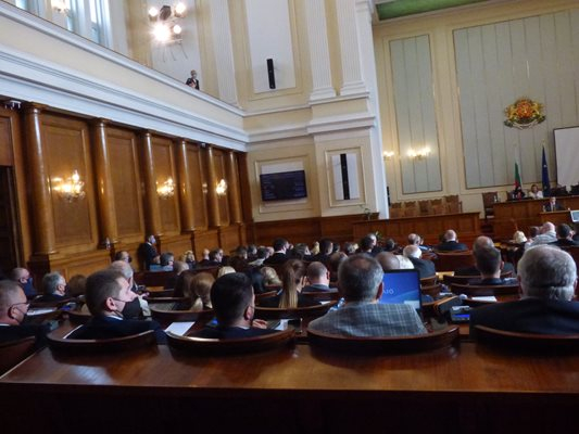 Депутатите обсъждат в пленарната зала проектобюджета на държавата за тази година на първо четене.
Бюджетът за 2023 г. е разработен при параметри в рамките...