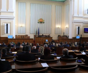 Депутатите обсъждат задължителната подготовка за 4-годишните