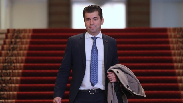 Народното събрание без дебат прекрати правомощията на Кирил Петков като депутат от ПП-ДБ, избран от 23-ти МИР - София. "За" решението гласуваха 197 депутати,...