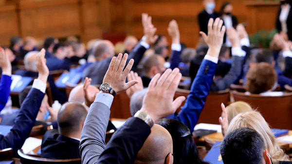 Със 148 гласа "за" ГЕРБ-СДС, "Продължаваме промяната", ДПС, "Демократична България" и "Български възход" подкрепиха проекта на решение за оказване на военна...
