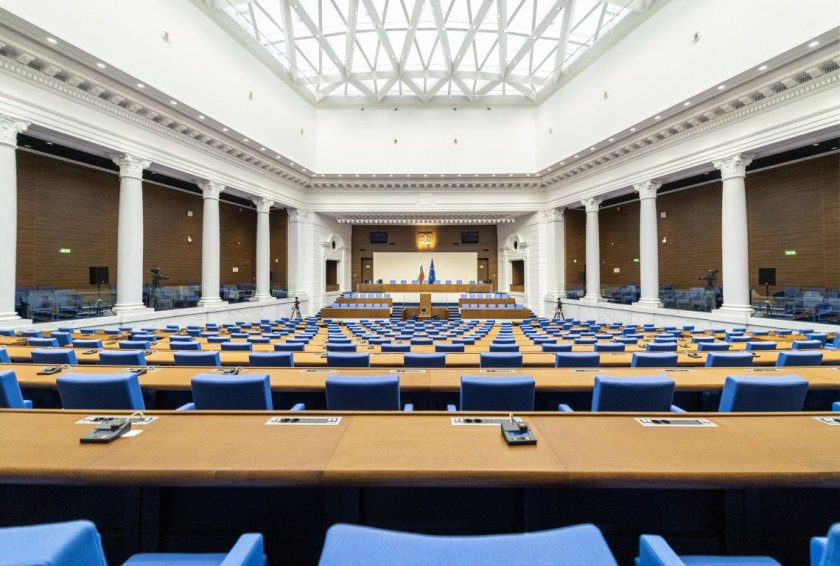 В пленарната зала депутатите ще разгледат ветото на президента Румен Радев за предоставяне на бронетранспортьори на Украйна. Преди дни то беше отхвърлено...