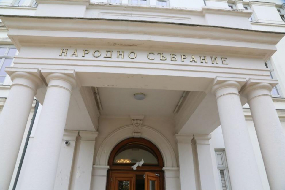 Атаката срещу „Български пощи” - основна тема в парламента. съобщава NOVA. Вицепремиерът по ефективно управление Калина Константинова ще отговаря на депутатски...