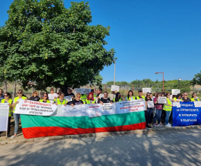 Десетки надзиратели, полицаи и пожарникари протестират пред женския затвор в Сливен