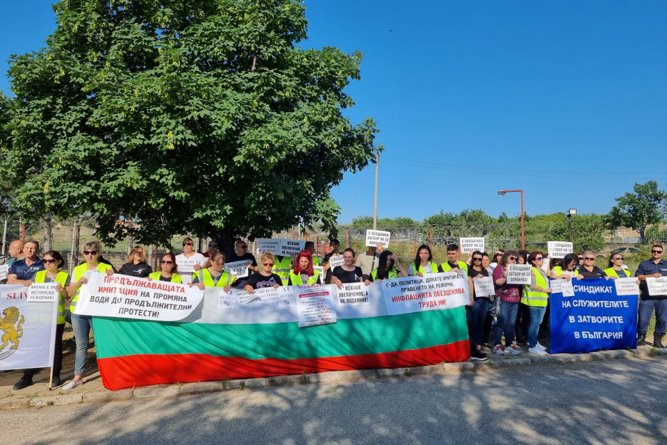 Десетки надзиратели, полицаи и пожарникари протестират пред женския затвор в Сливен. Те отново настояват за индексация на възнагражденията, съобразено...