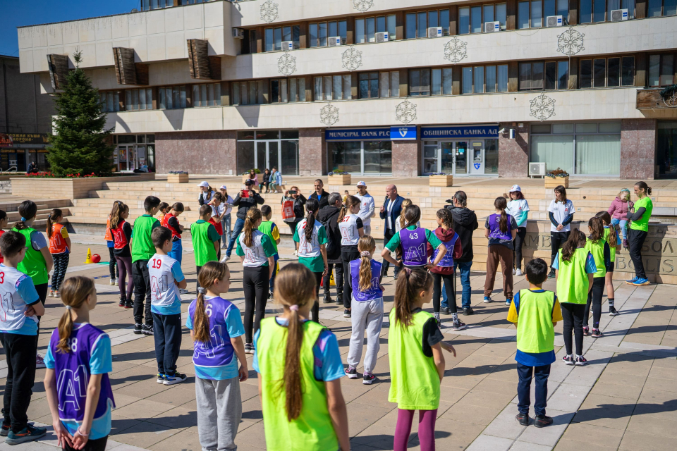 Десетки деца се включиха в заниманията по програма „Детска атлетика“ пред сградата на Община Ямбол. Тя е част от събитията, свързани с „Ямбол-рън“ 2024...