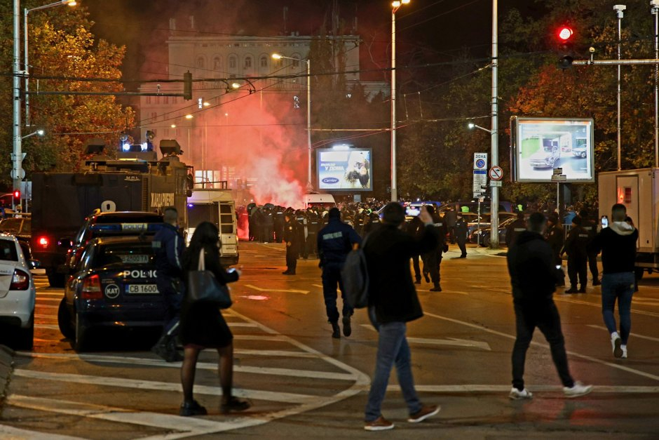 Полицията се очаква да излезе с повече информация след погрома в София снощи. Бунтът на феновете от агитките превърна улиците на София в бойно поле.Ситуацията...