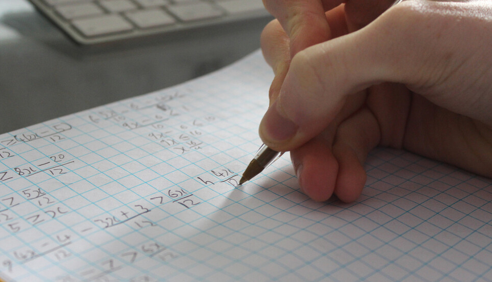 Гаф с формулите на външното оценяване по математика удължи изпита на десетокласниците с близо час, съобщи NOVA. Рано сутринта училищата са получили изпитния...