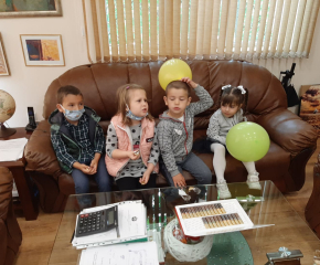 Деца гостуваха в кабинета на кмета в Стралджа