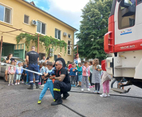 Децата от детска градина „Мак” в град Сливен станаха пожарникари за един ден