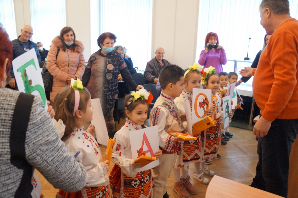 Децата от ДГ „Кольо Тенев“ с. Тенево направиха голяма изненада на кмета на общината Георги Георгиев, на председателя на Общински съвет Нели Славова и на...