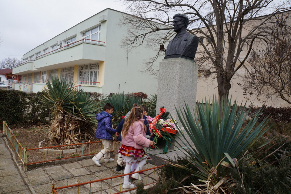 Децата на ДГ „Кольо Тенев“ с. Тенево почетоха своя патрон с празнична програма и венци и цветя пред паметника му в двора на детската градина.
Със стихове,...