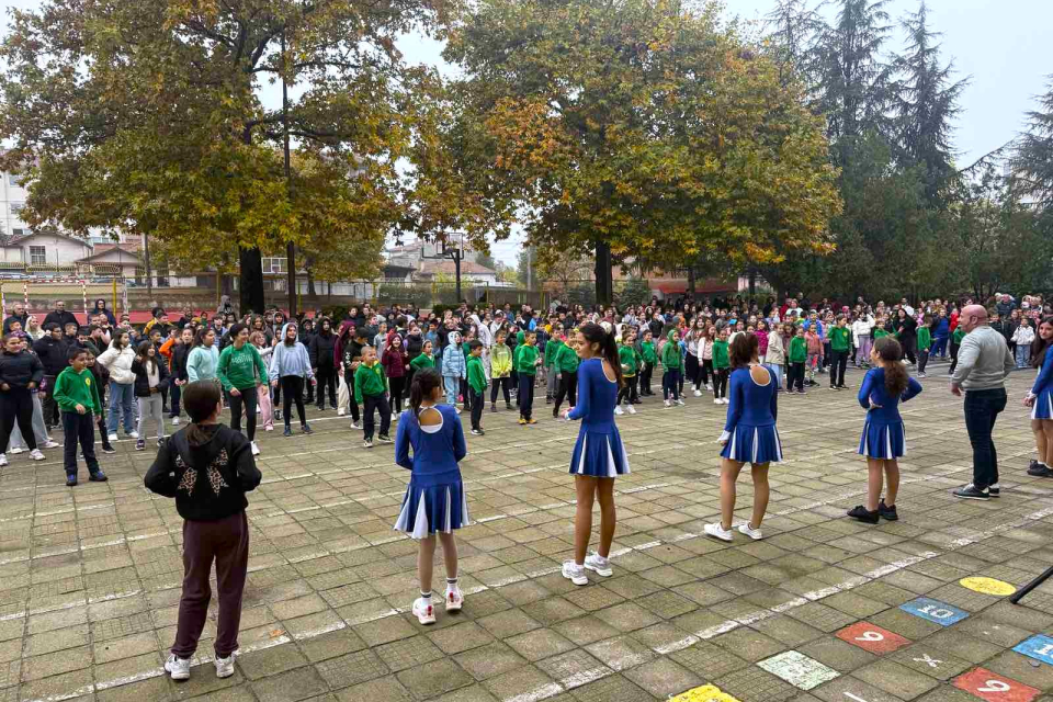 Децата от Иновативно основно училище „Петко Р. Славейков“ в Ямбол посрещнаха утрото с усмивки и добро настроение, включвайки се в утринна гимнастика заедно...