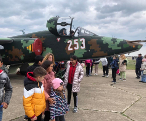Децата на Община Тунджа гостуваха на Авиобаза Безмер