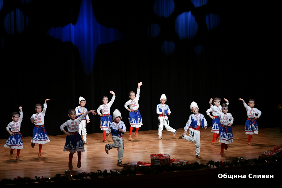 Детските градини в Сливен изнесоха днес традиционния си коледен концерт. Най-малките жители на града участваха в богата програма и зарадваха своите гости,...