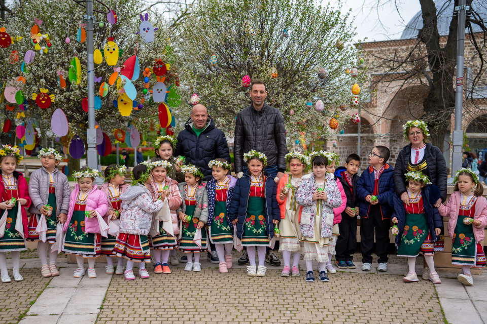 За трета поредна година детските градини и ясли в Ямбол украсиха с ръчно изработена великденска украса по едно дръвче в зелените площи между площад „Освобождение“...