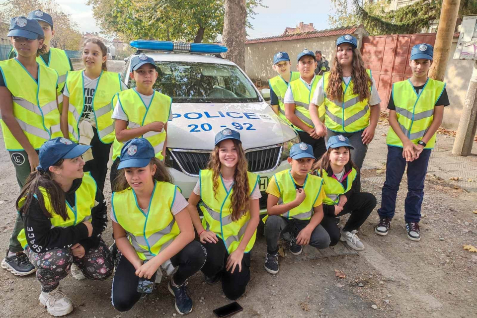 За поредна учебна година полицейски служители от Областната дирекция на МВР в Сливен работят с деца по програмата „Детско полицейско управление“. От началото...