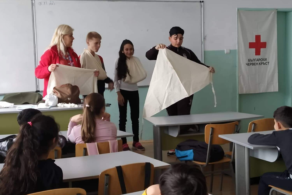 От м. ноември 2022г., БЧК-Ямбол стартира провеждането на първите обучения по първа помощ с ученици от пети клас в СУ „Пейо Яворов“ - град Стралджа, включени...