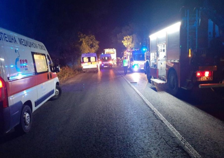 Шест деца и трима възрастни сериозно са пострадали тази нощ при катастрофа на турски тир с пътнически микробус в Прохода на Републиката. Започнато е досъдебно...