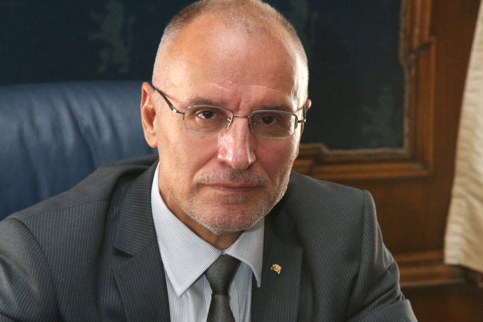 Парламентът гласува и избра Димитър Радев за управител на БНБ с мандат 6 години. Той беше номинация на ГЕРБ-СДС.
Радев беше избран с гласовете на 155...