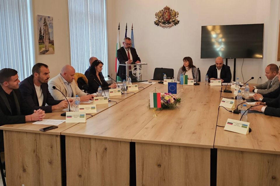 Омбудсманът на Република България Велислава Делчева присъства на работна среща в община „Тунджа“, по покана на кмета на общината Станчо Ставрев.
Фокус...