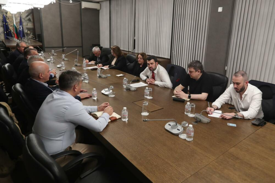 В Министерството на външните работи (МВнР) е сформиран Координационен център във връзка с влошаващата се ситуация в Близкия изток, съобщиха от министерството.
Центърът...