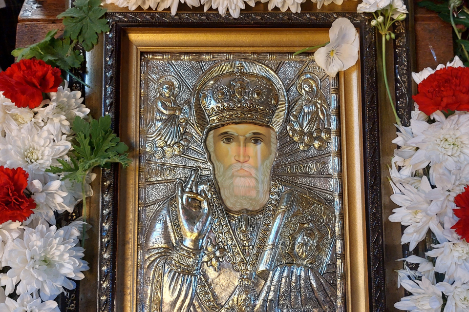 Днес Българската православна църква почита паметта на Свети Николай Чудотворец.
Първообразът е историческа личност - Никола Мираликийски, роден през 270...