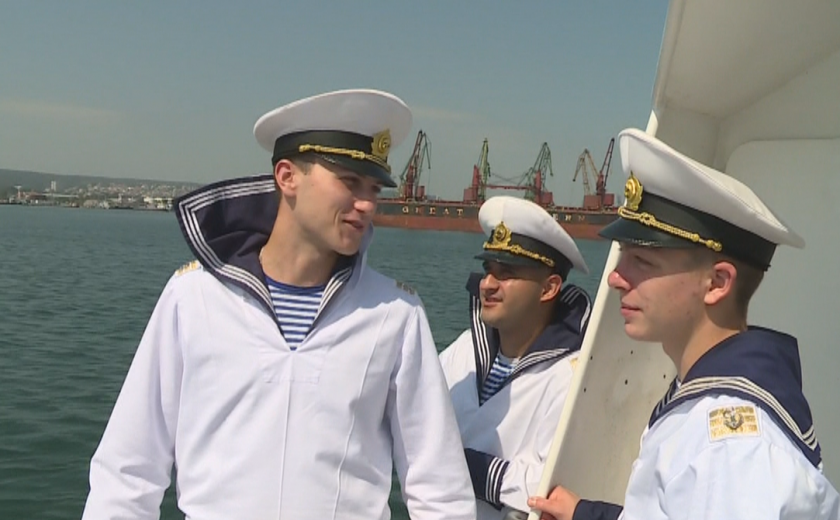 Днес отбелязваме Деня на моряка.
По традиция на този ден младежи се запознават с предизвикателствата на морската професия.
На специална яхтена разходка...