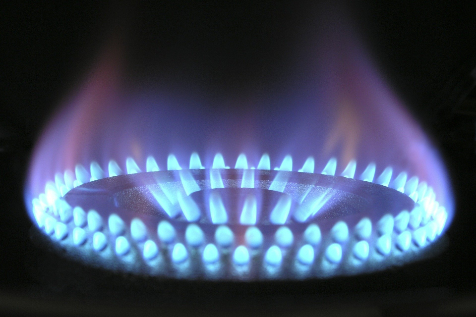 Енергийният регулатор ще реши окончателно с колко поскъпва природният газ от днес. Предварително се очакваше скокът да е с около 15 на сто, поочва БНР....