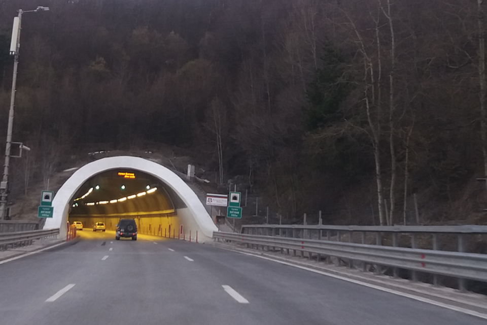 От 9 ч. тази сутрин до 9 ч. на 1 март ще бъде ограничено движението в посока Бургас в тунел „Траянови врата“ на автомагистрала „Тракия“, съобщиха от Агенция...