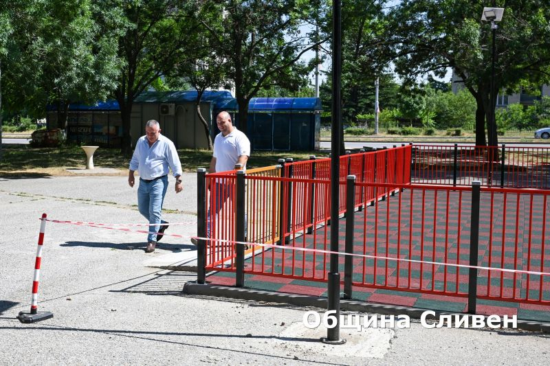 Изграждането на изцяло нова детска площадка в квартал “Стоян Заимов” в Сливен продължава. Теренът беше заравнен и се положи бетонова основа. Вече е поставена...