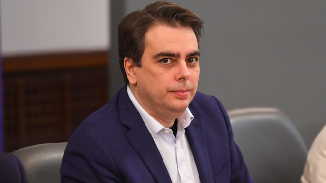  момента се обсъжда антикризисна програма, каза министърът на финансите Асен Василев по време на блиц контрол в Комисията по бюджет и финанси в парламента.
На...