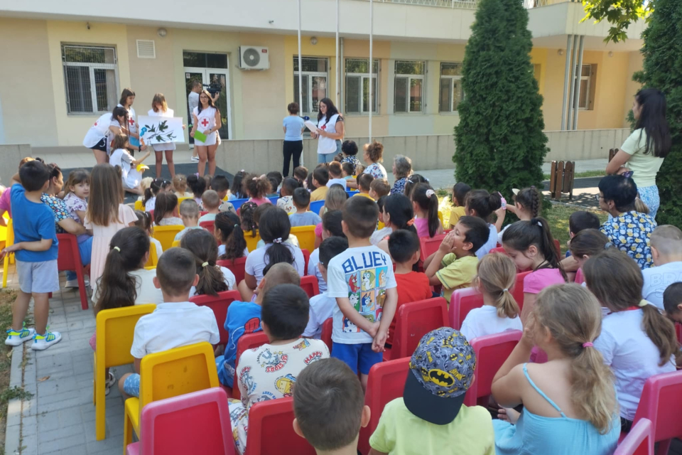 Доброволците от Младежката организация на БЧК – Ямбол участват активно в реализирането на проект „Ние сме различни и еднакви“, финансиран от Програма за...