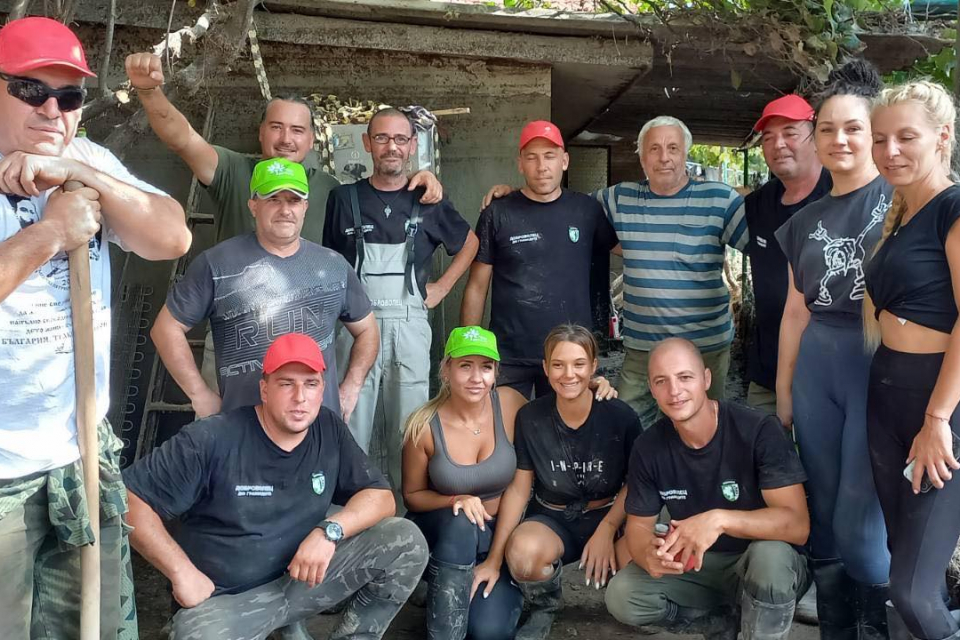 Шестима доброволци от Сливен помагаха на пострадали при наводнението в село Богдан. Те се отзоваха на молба от Сдружението на общините в България, изпратена...