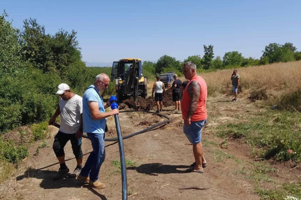 Заради проблеми с водоснабдяването в села на община Тунджа, доброволци помагат в отстраняването на аварии. Проблеми има в четири села, като най-тежка е...