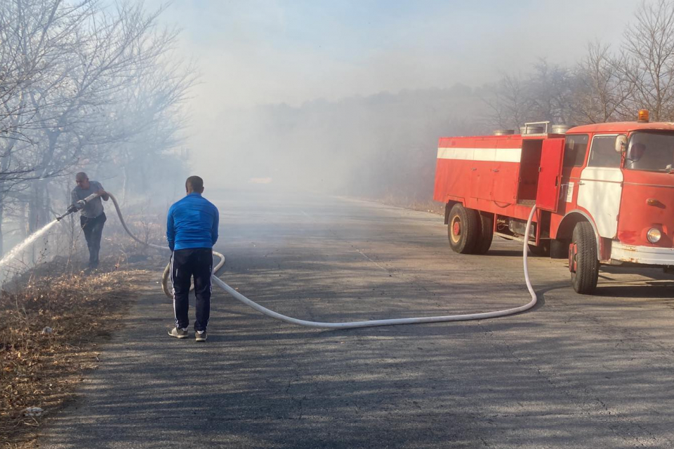 Доброволци от формирование „Железни врата“ в сливенското село Стара река оказаха съществена помощ за ликвидирането на пожар, обхванал близо 10 000 кв....
