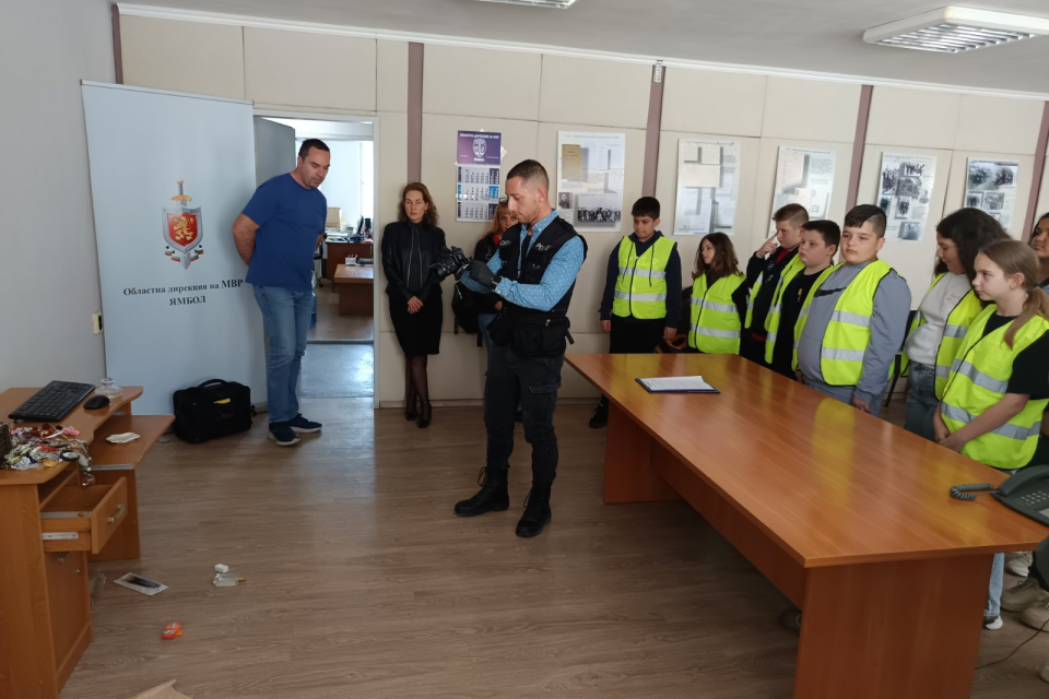 Петокласниците от Детско полицейско управление при СУ „Св. Климент Охридски” гостуваха в ОДМВР - Ямбол, заедно със своя класен ръководител г-жа Маргарита...