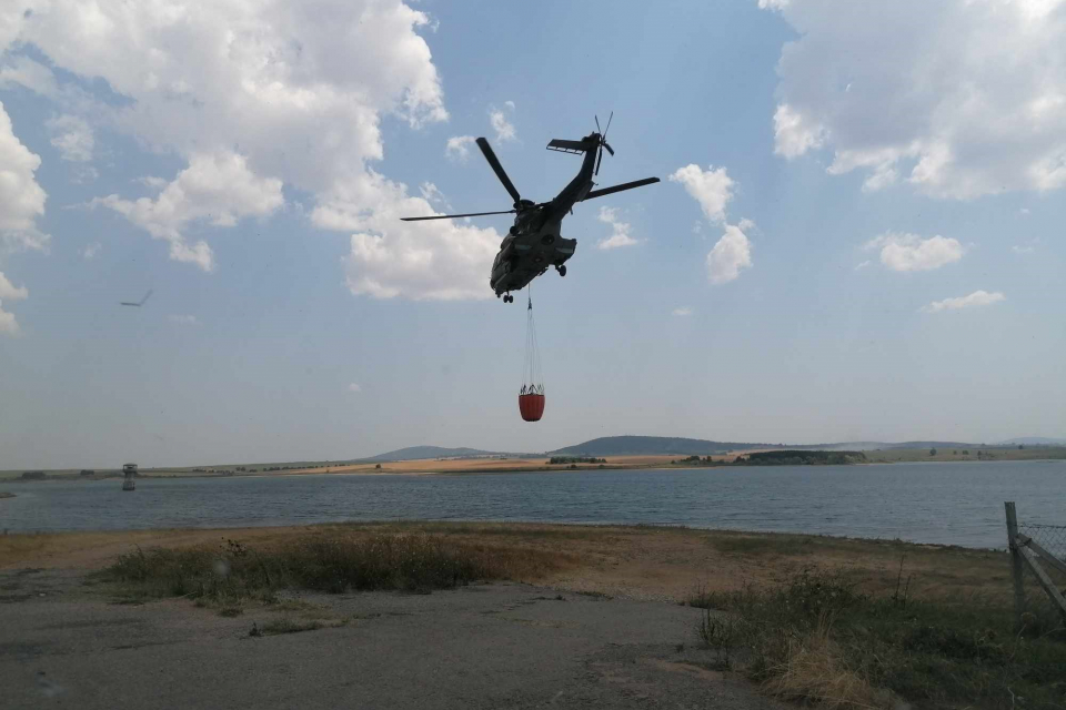 Общо 142-ма военнослужещи от състава на Сухопътните войски и на Военновъздушните сили тази сутрин се включиха при овладяването на пожарите в страната,...