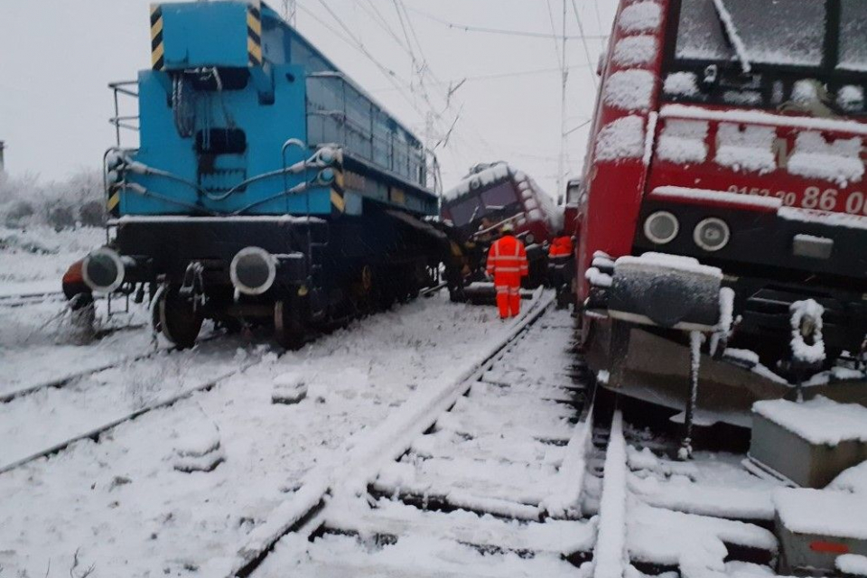 Два товарни влака се сблъскаха на гара "Илиянци", съобщиха от БДЖ. Инцидентът е станал към 03:00 ч.
Причините се изясняват. Няма пострадали при инцидента....