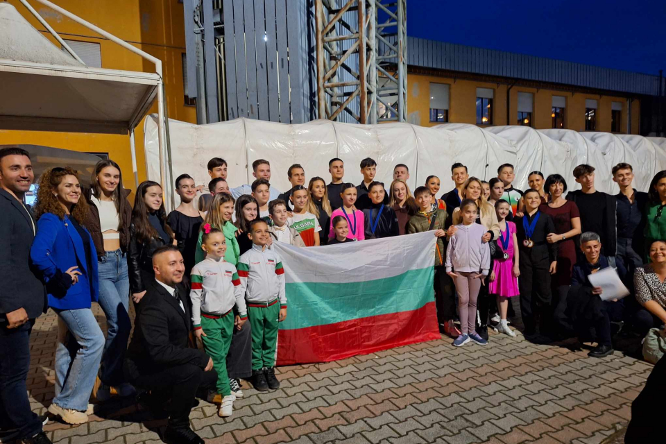 Александър Савеков и Преслава Драганова спечелиха два златни медала на Световно първенство по спортни танци учебна програма в италианския град Пиеве Ди...
