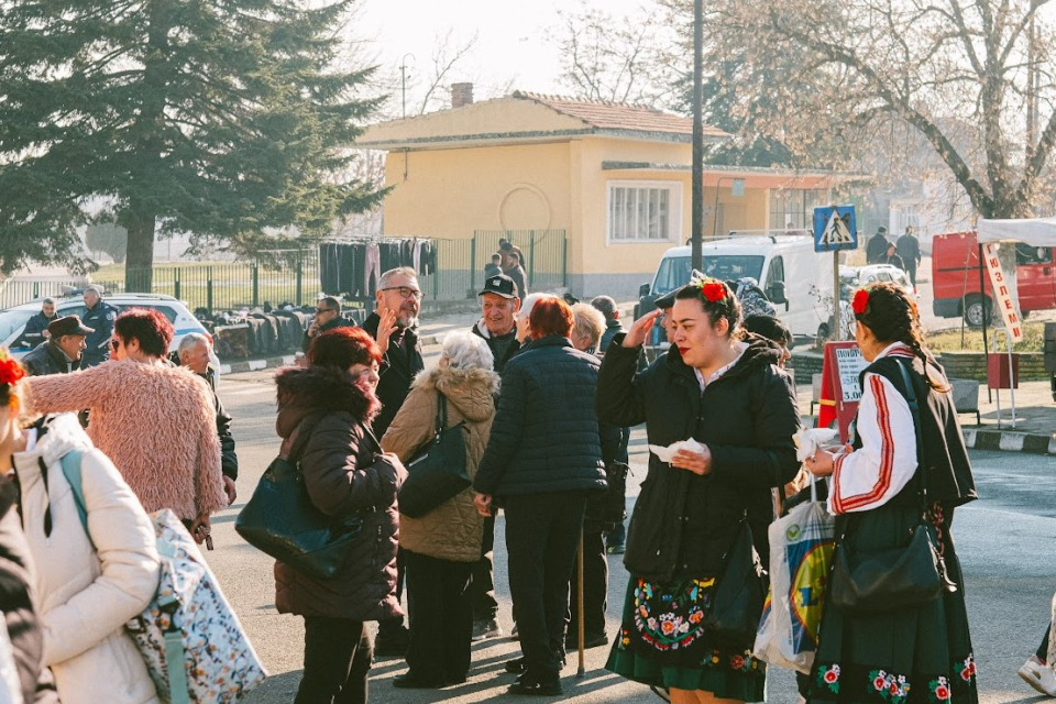 Прекрасното време, прекрасните домашни сирена, сухи мезета, гроздова ракия и вино, както и прекрасните участници в празничната програма събраха много жители...