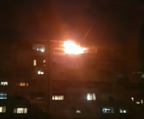 Двама души са обгазени при пожар в апартамент в Ямбол (видео)