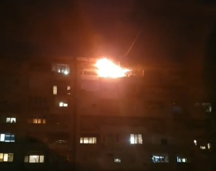 Пожар изпепели апартамент в блок 66 в кв. „Граф Игнатиев“ в Ямбол. Няма загинали. По информация на 999 сигнал за стихията е подаден на 112 около 18.40...