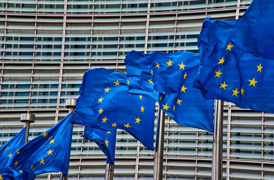 Еврокомисарят за икономиката и производителността и за изпълнението и опростяването Валдис Домбровскис и еврокомисарят за стартиращите предприятия, научните...