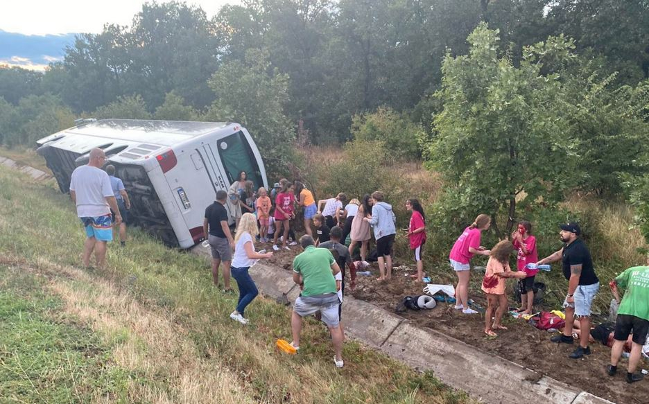 Девет деца и двама възрастни, които са пътували в катастрофиралия в неделя вечер сръбски автобус на магистрала „Тракия“, остават в Университетската болница...