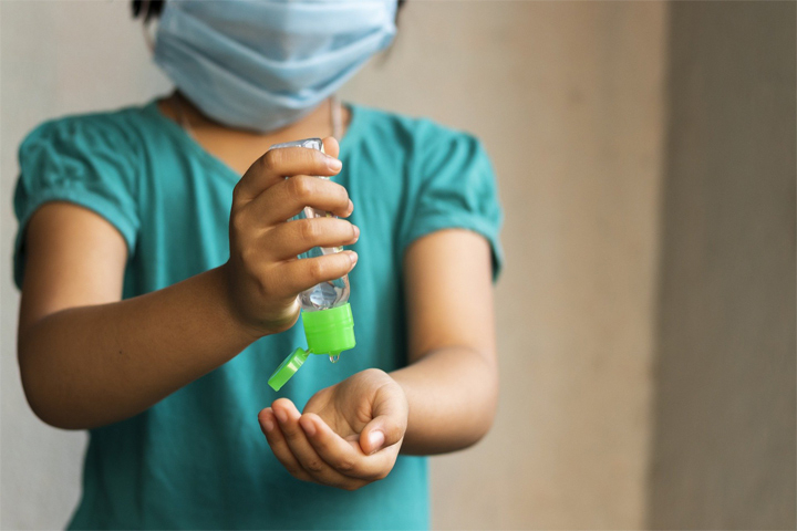 Двама ученици в Ямбол са дали положителни проби за коронавирус при изследването в училищата. При единия случай бързият антигенен тест е потвърден с PCR...
