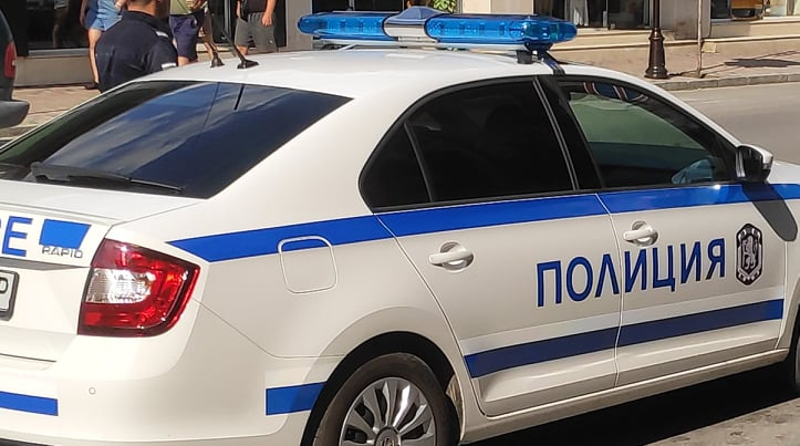 Полицията в Сливен задържа двама мъже, разбили 8 вендинг машини, съобщи Областната дирекция на МВР.

Криминалисти от РУ - Сливен започват работа по случая...